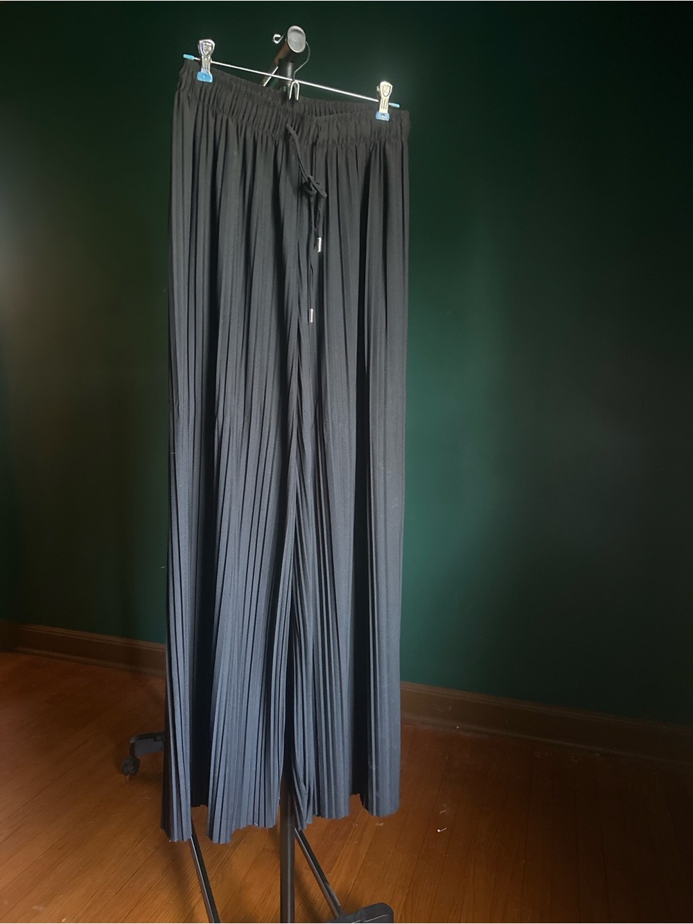 Women’s Black Pleated Wide-Leg Drawstring Pants